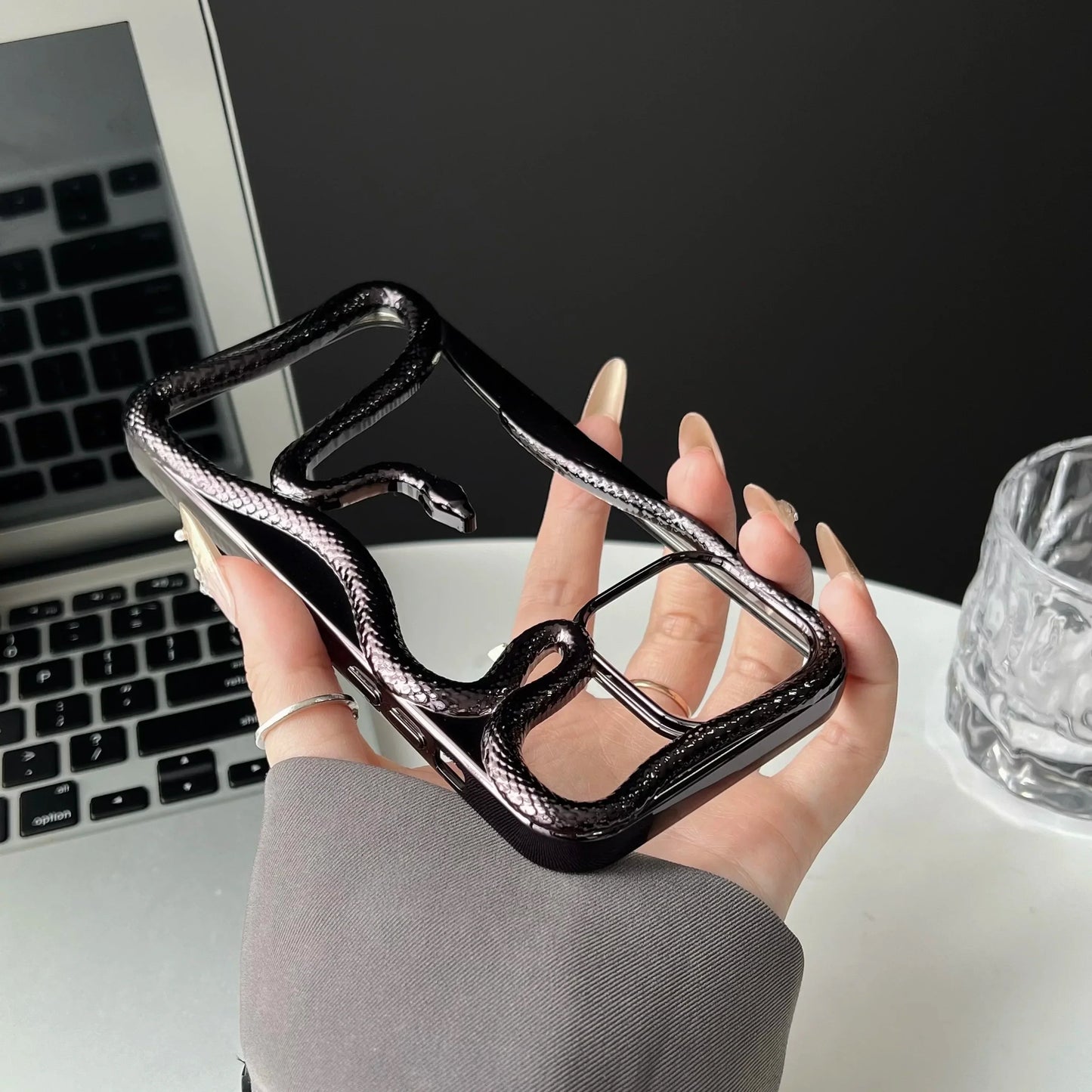 Funda para teléfono Hollow Snake - ¡Audaz y construida para impresionar! 🐍✨