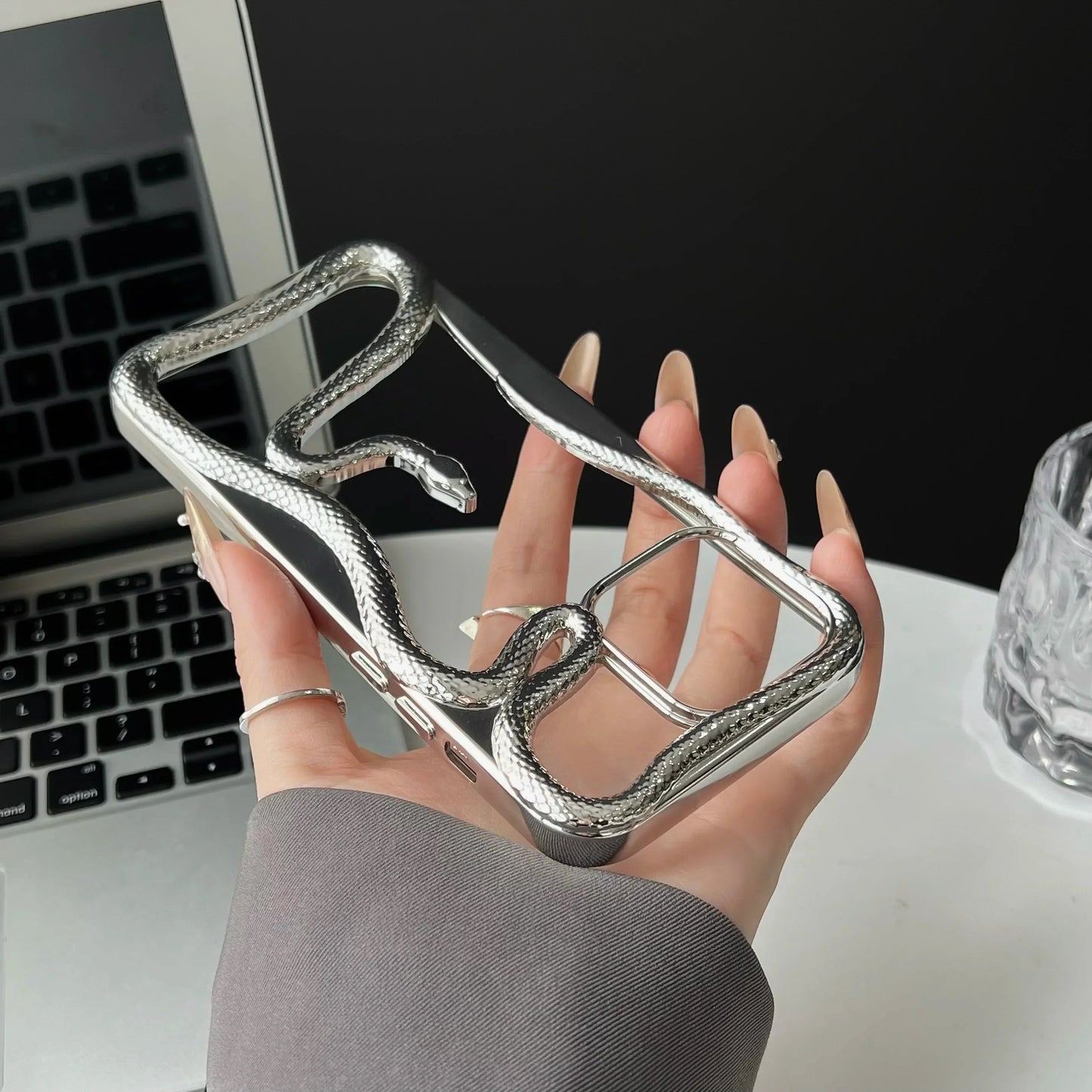 Funda para teléfono Hollow Snake - ¡Audaz y construida para impresionar! 🐍✨